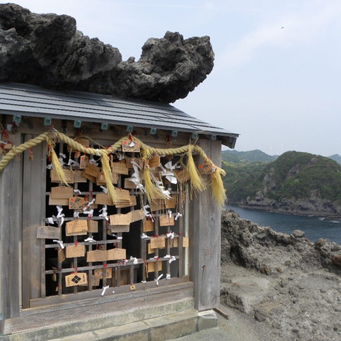 伊豆半島最南端にあるパワースポット「縁結びの石室神社」