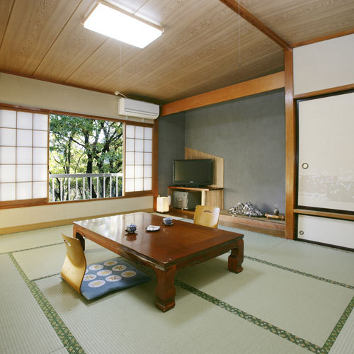 An example of a guest room (10 tatami mats) in the main building