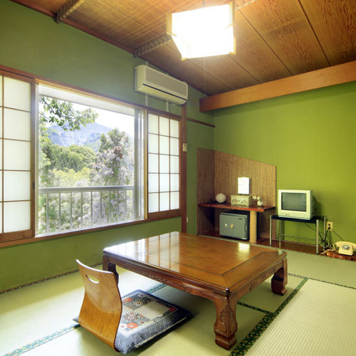 An example of a guest room (7.5 tatami mats) in the main building