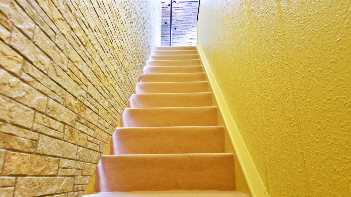 *〔天空〕お風呂は屋上に。まさにオープンエアを楽しむ温泉への階段です。