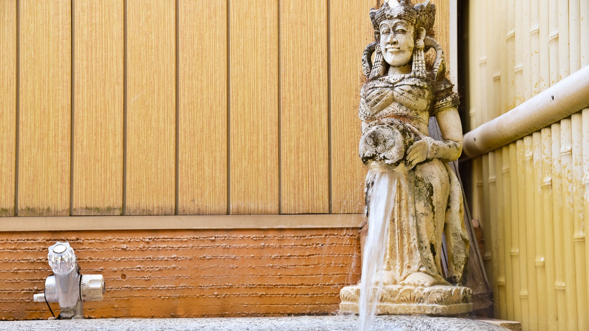 *〔天空・露天風呂〕オープンエアで掛け流しの温泉を楽しめるのはたった一組だけの贅沢です