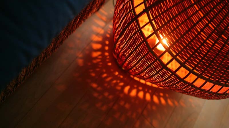 *〔瑠璃〕明かりをつけると昼とは違ったバリ感に～夜は雰囲気を変えて～（イメージ）