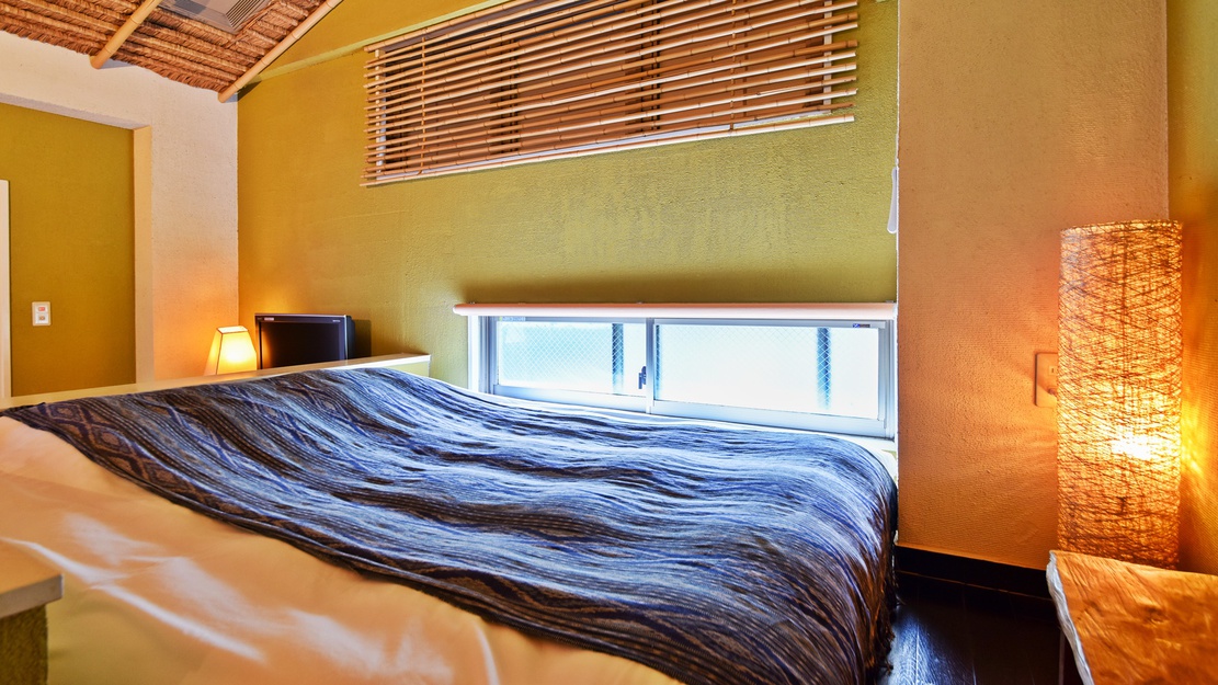 *〔瑠璃〕ちょっと高いところにあるベッドは広さもゆったり。のんびりとお過ごしいただけます