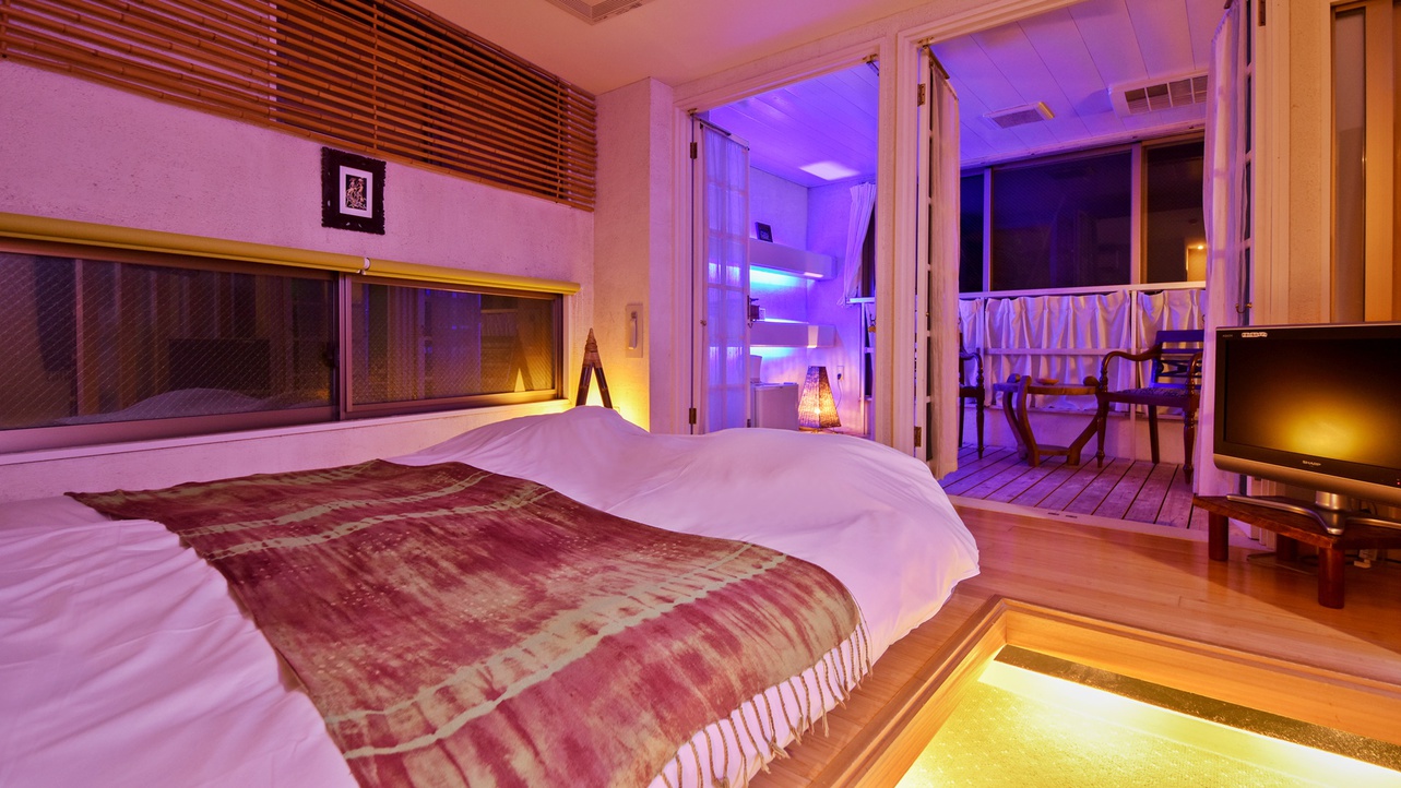 *〔早蕨〕夜はブルーのLEDでムーディーな印象に。昼とは違う表情をお楽しみいただけます