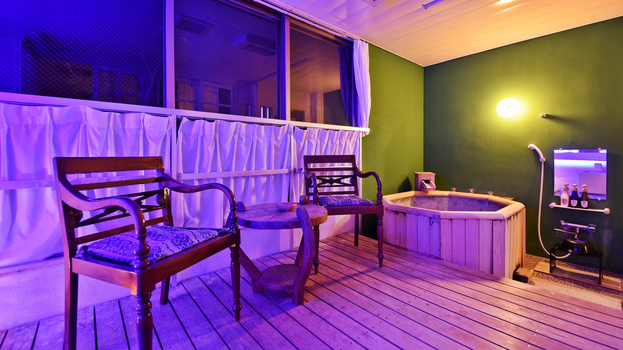 *〔早蕨〕夜はブルーのLEDでムーディーな印象に。昼とは違う表情をお楽しみいただけます