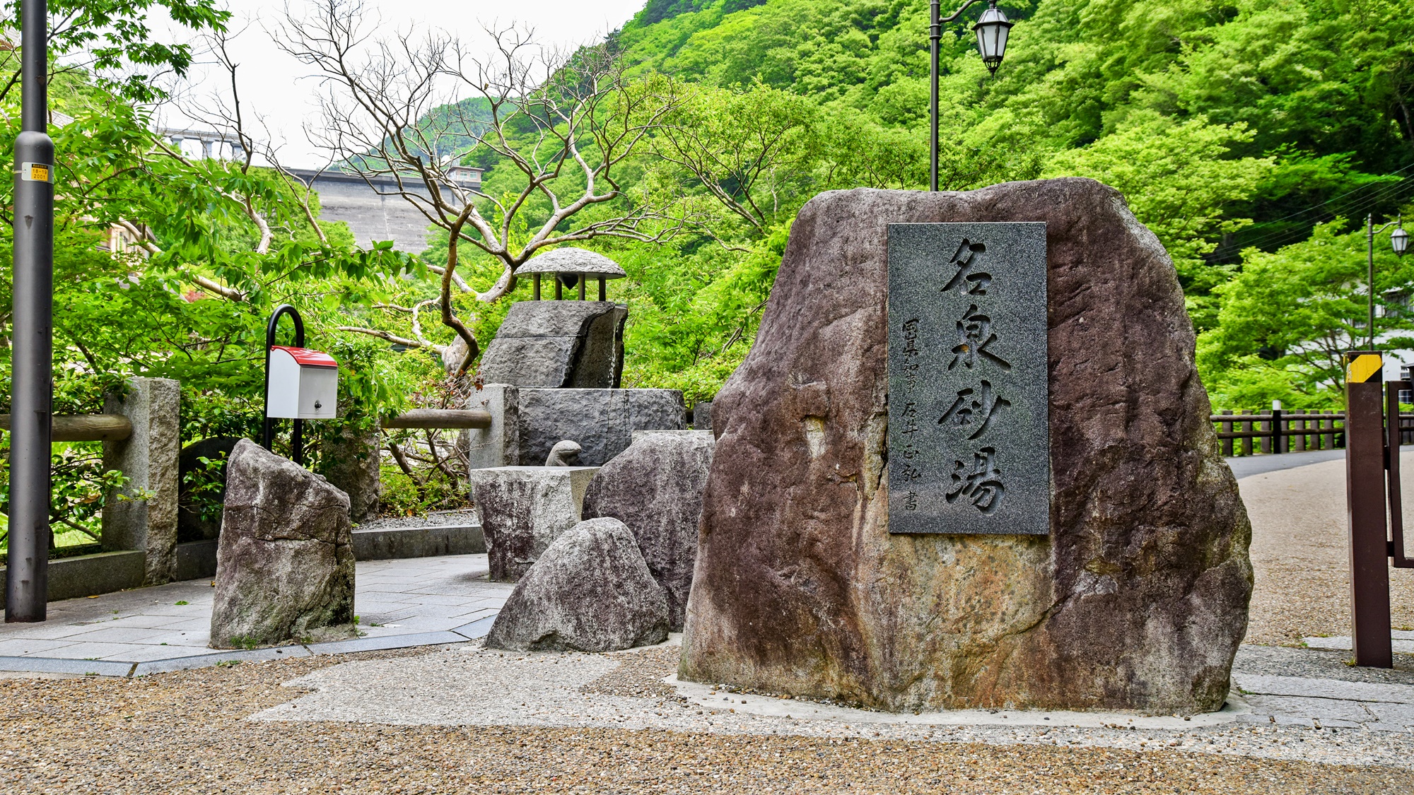 *〔湯原温泉砂湯〕露天風呂番付西の横綱と評される湯原の砂湯。川沿いの無料混浴露天風呂です