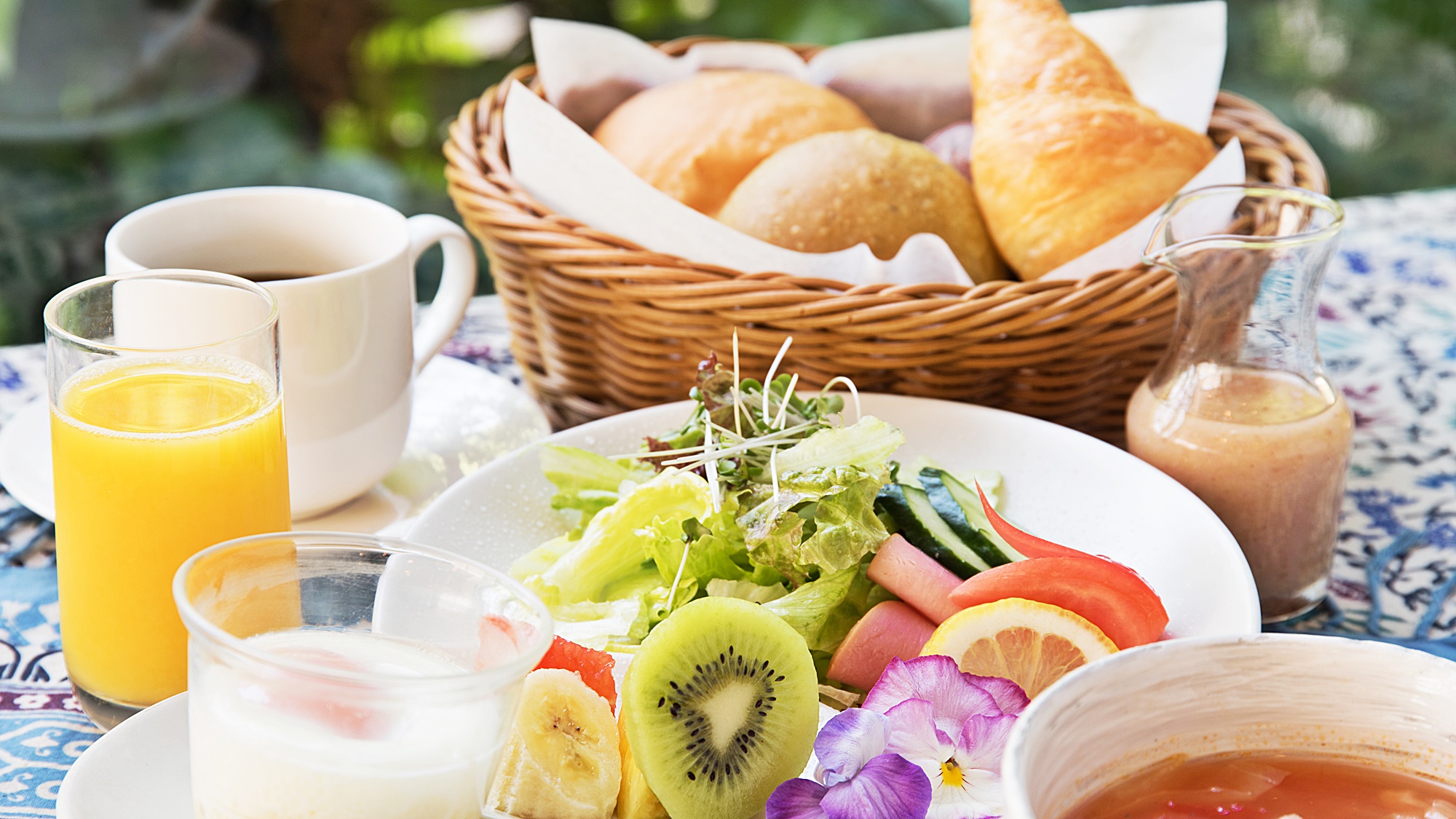 *〔朝食一例〕ふわふわのパンやサラダ、具だくさんのスープなどの朝食をお楽しみください