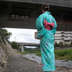 夏には川沿いを色浴衣付のプランでお散歩♪