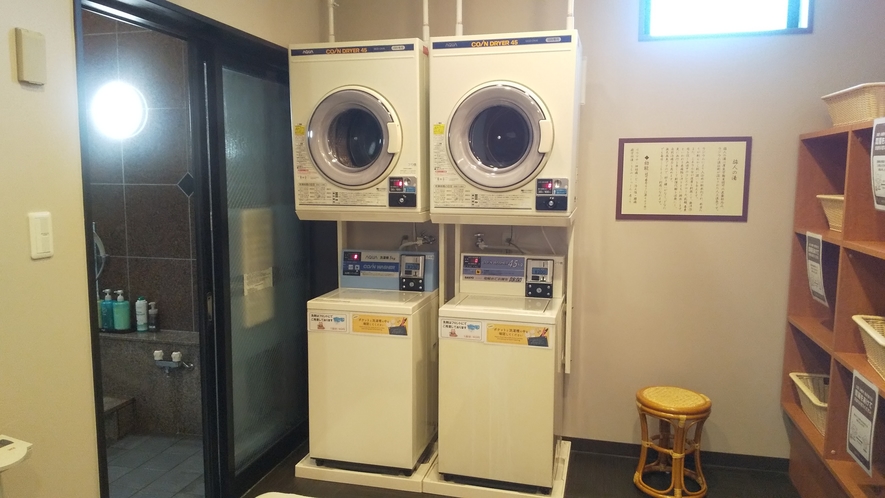 ●男性大浴場内コインランドリー２台　洗濯機200円／回・乾燥機100円／30分