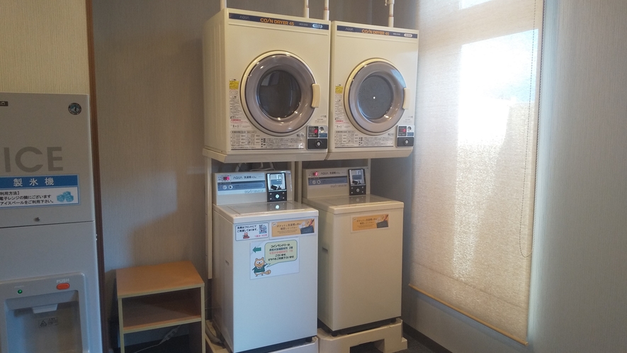 ●共用コインランドリー２台（１F）　洗濯機200円／回・乾燥機100円／30分