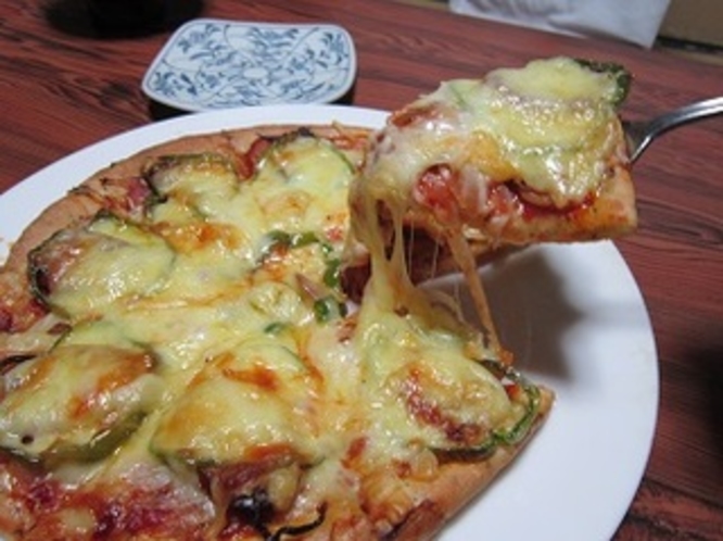 夕食　一例　≪女将の手作りピザ≫　※日によってグラタンへ変更になります。