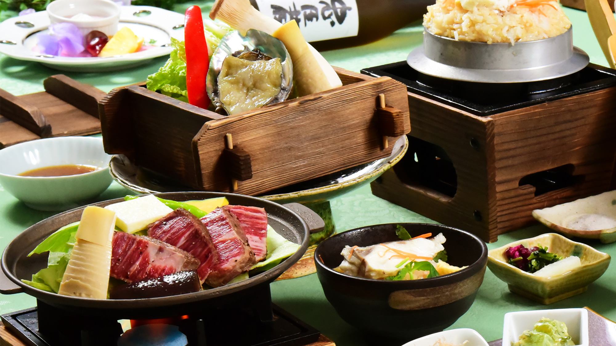 新鮮なアワビを春野菜とともにセイロ蒸しで。肉厚の国産牛フィレ陶板焼から〆の桜鯛釜飯まで贅沢な味わいを