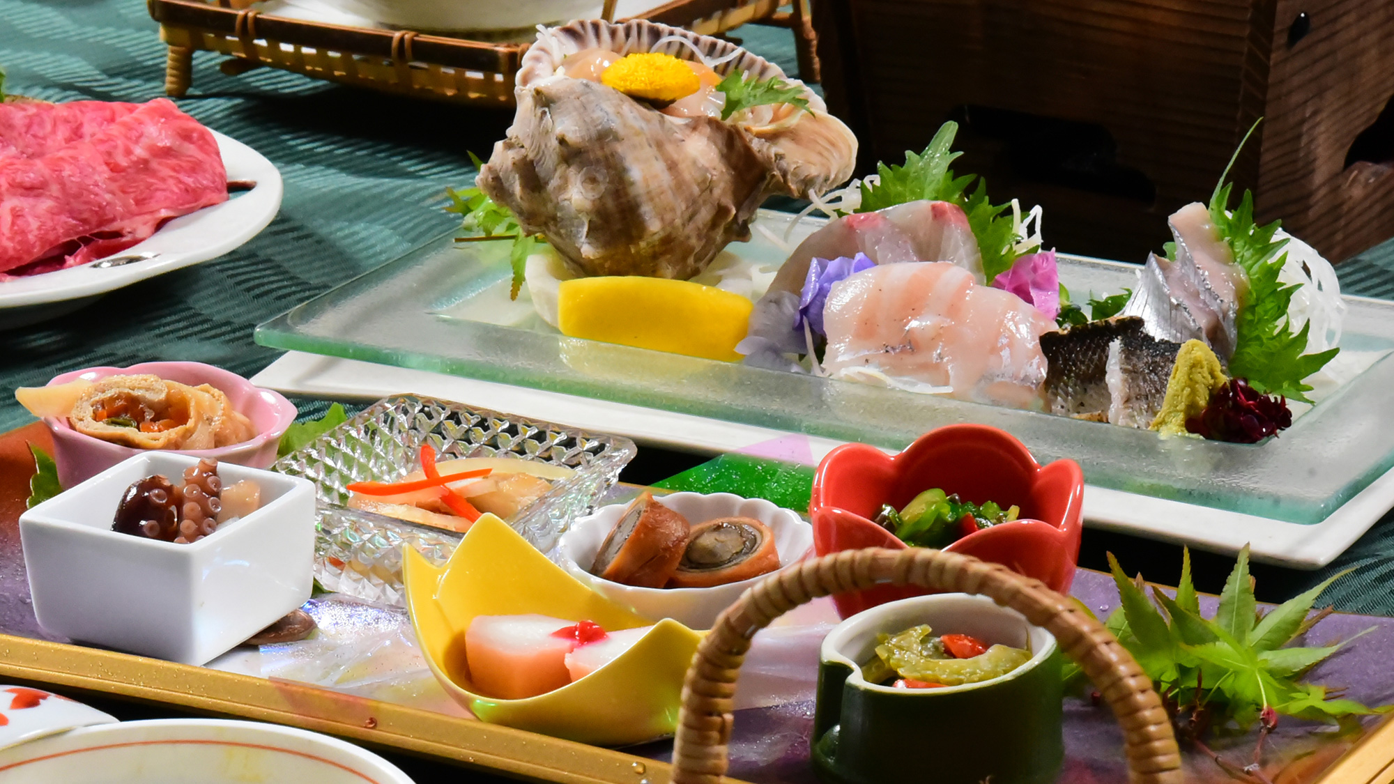 みずみずしい夏野菜と太刀魚やスズキなど夏の海の幸を前菜や造里でたっぷりとご賞味いただきます。