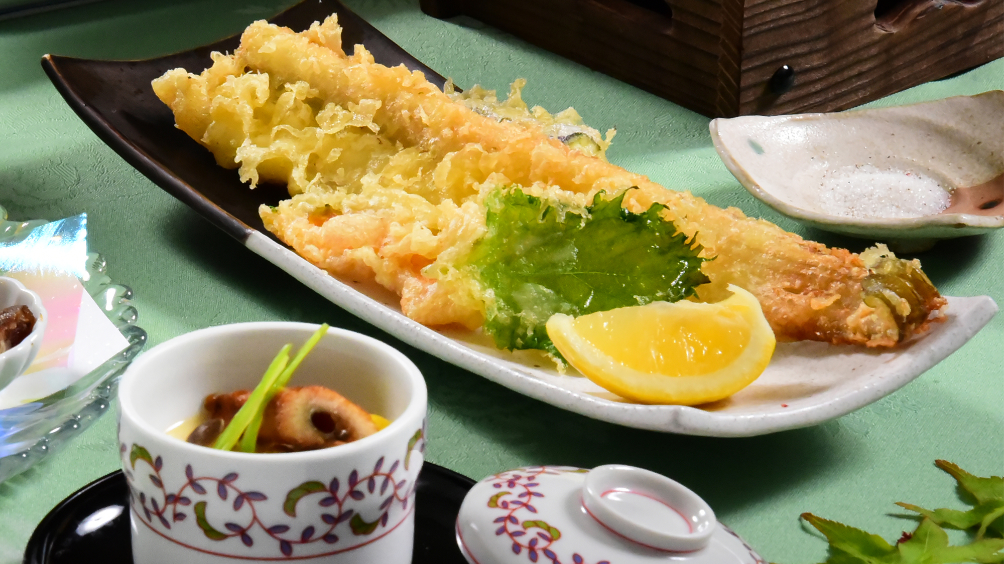 穴子の茶碗蒸しに天婦羅はふんわり柔らか豪快な穴子の一本揚げ。