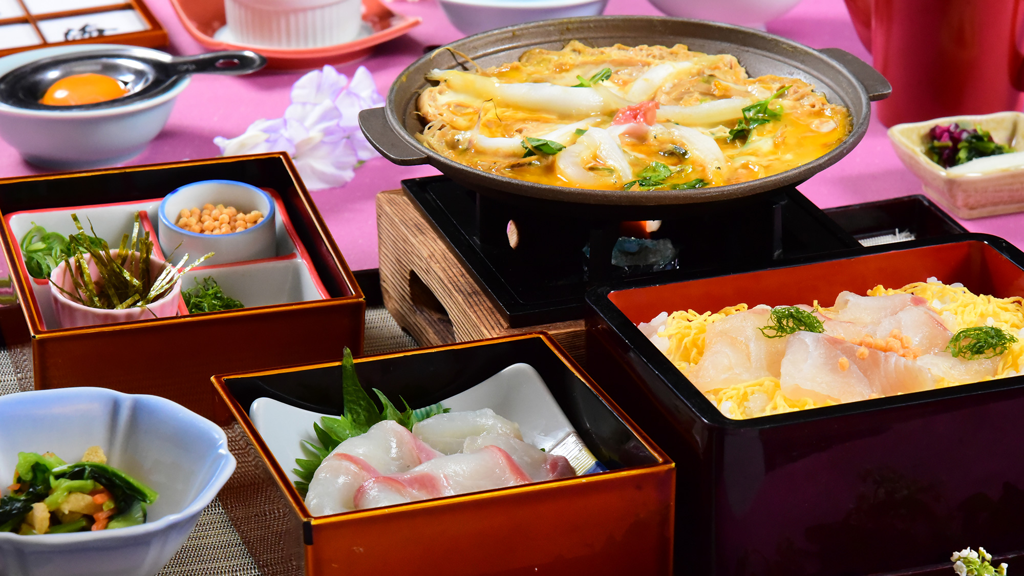 真鯛の 刺身を卵黄と少しの醤油を混ぜ合わせ、熱々のご飯にのせて。最後は出汁をかけて鯛茶漬けに。