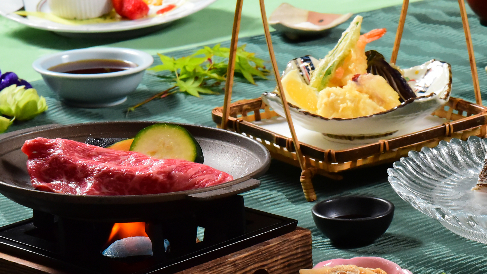 国産牛肉を陶板焼きでふっくらジューシーに。天婦羅はタコや鱧など旬の物をサクサクに揚げました。