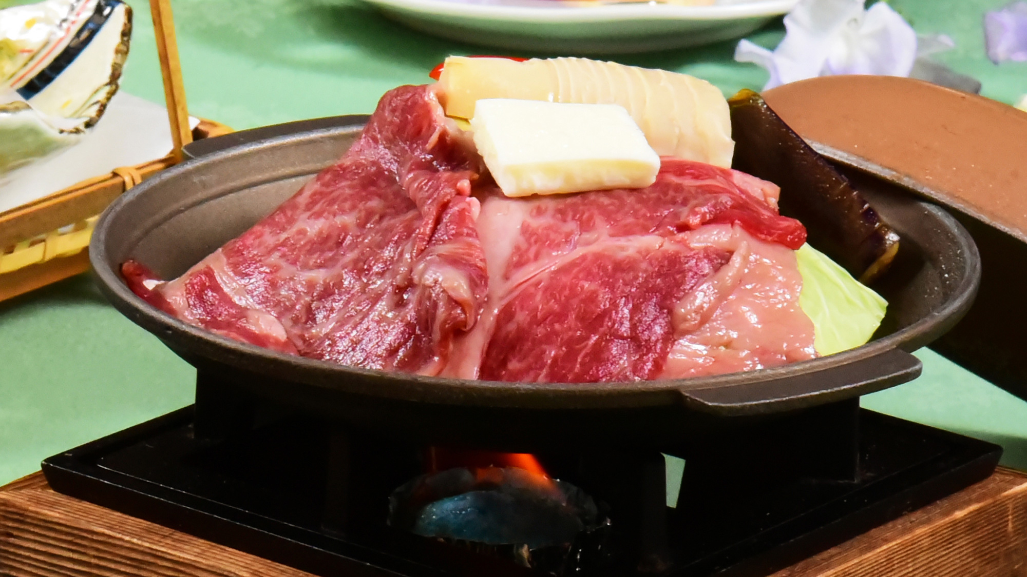 太市筍をはじめ春野菜と一緒に焼き上げる国産牛焼きしゃぶ。上質な味わいをお楽しみください。