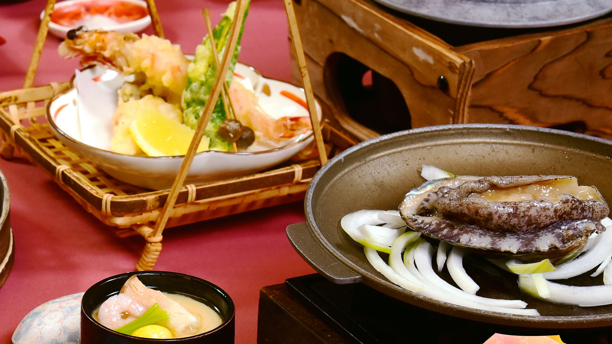 活アワビを踊り焼で、ふんわり柔らかでとても美味。車海老や秋野菜のサクサク天ぷらも食欲をそそります