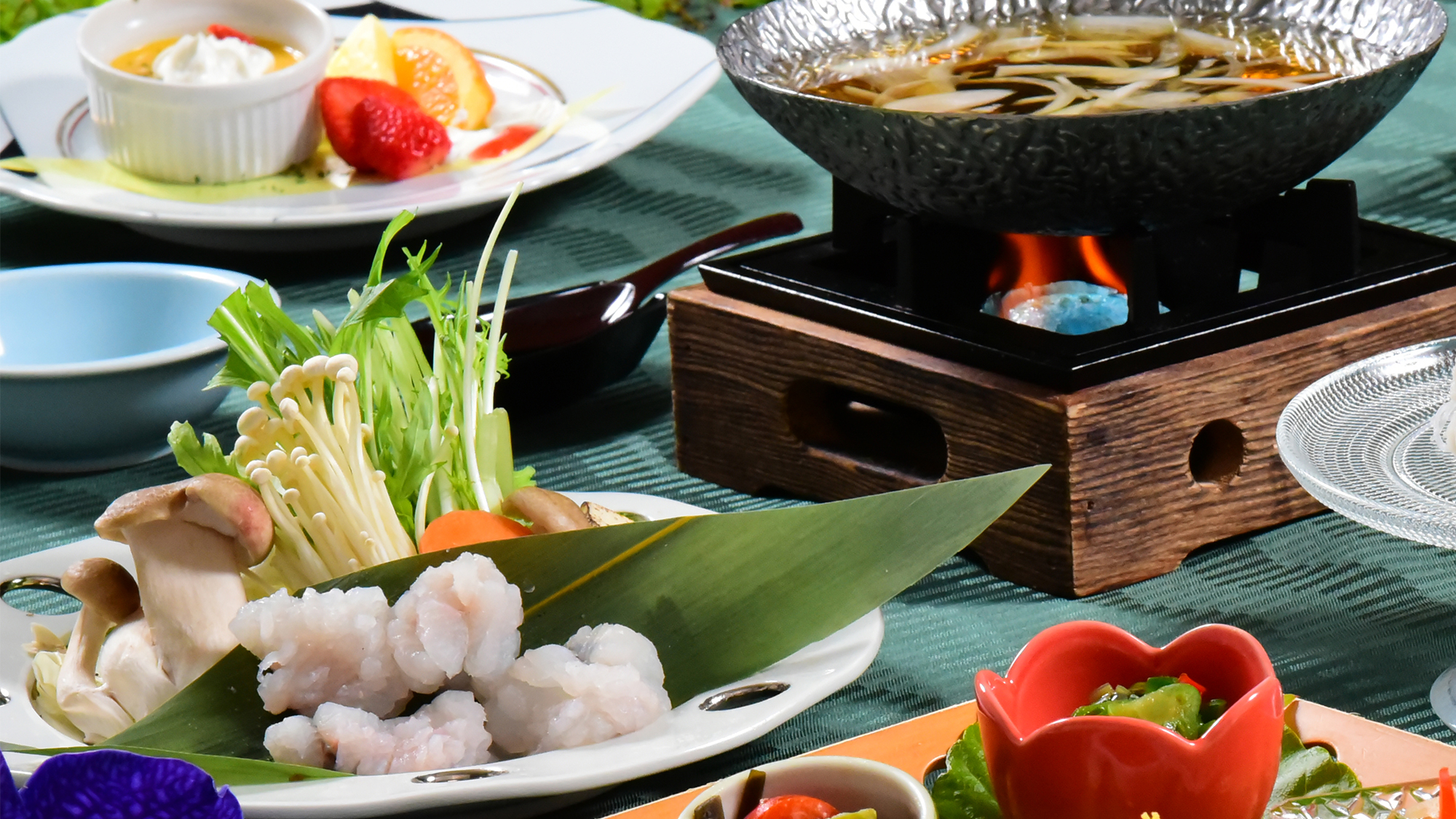 関西の夏の美味しいもの「鱧鍋」。繊細な味を淡路玉ねぎといっしょにお召し上がりください。