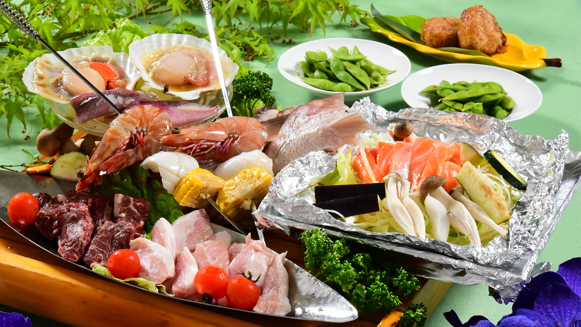 お肉の盛合せとホタテや海老など海鮮を豪快に焼き上げるBBQ。万葉の絶景とともにお楽しみください。