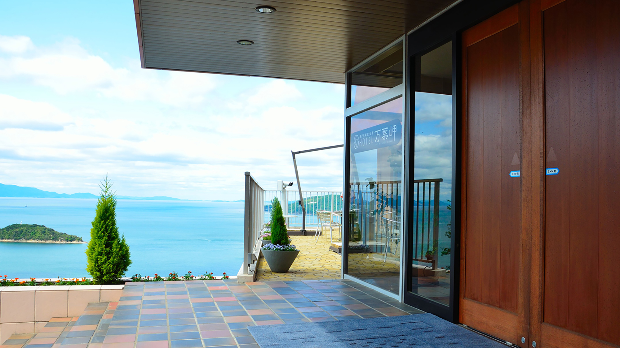 ホテル万葉岬エントランス・美しい瀬戸内の景色が広がります。