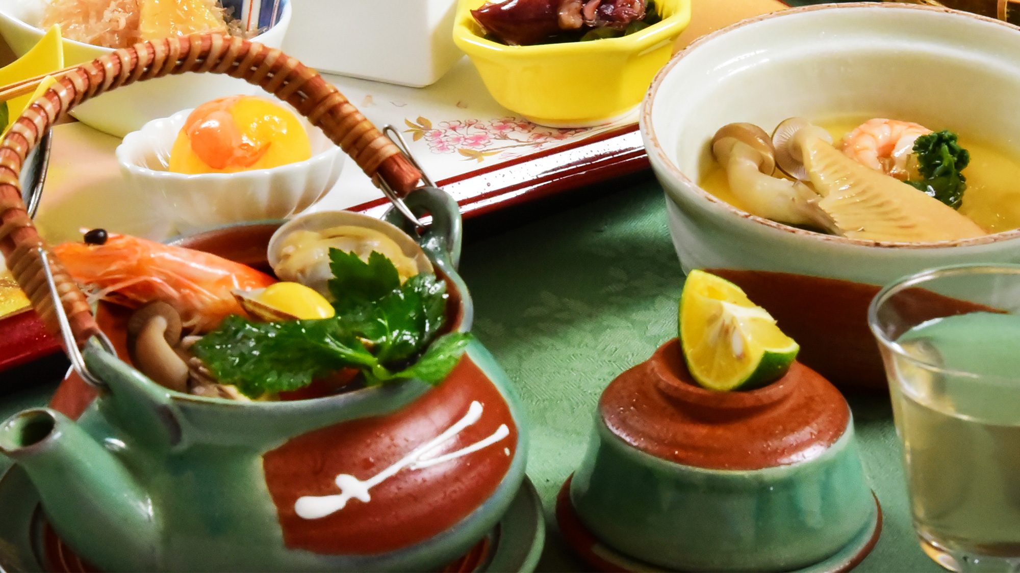 上品な味わいの播磨の特産「浅利」の土瓶蒸しと名産「太市筍」をはじめ様々な春の美味を入れた八宝蒸し