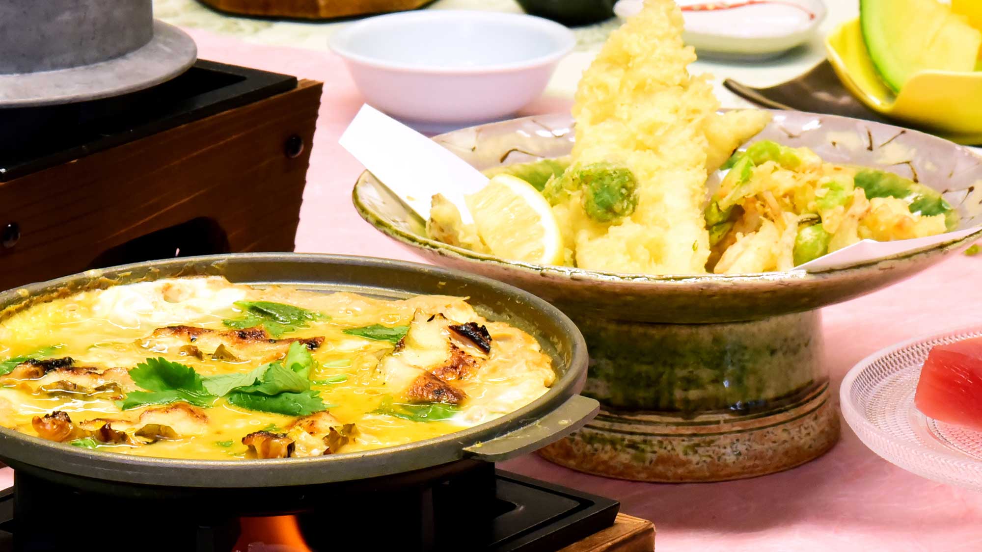 豪快な穴子の一本揚げにふんわり柔らか、肉厚の穴子をシャキシャキしたゴボウの食感がよく合う柳川鍋。