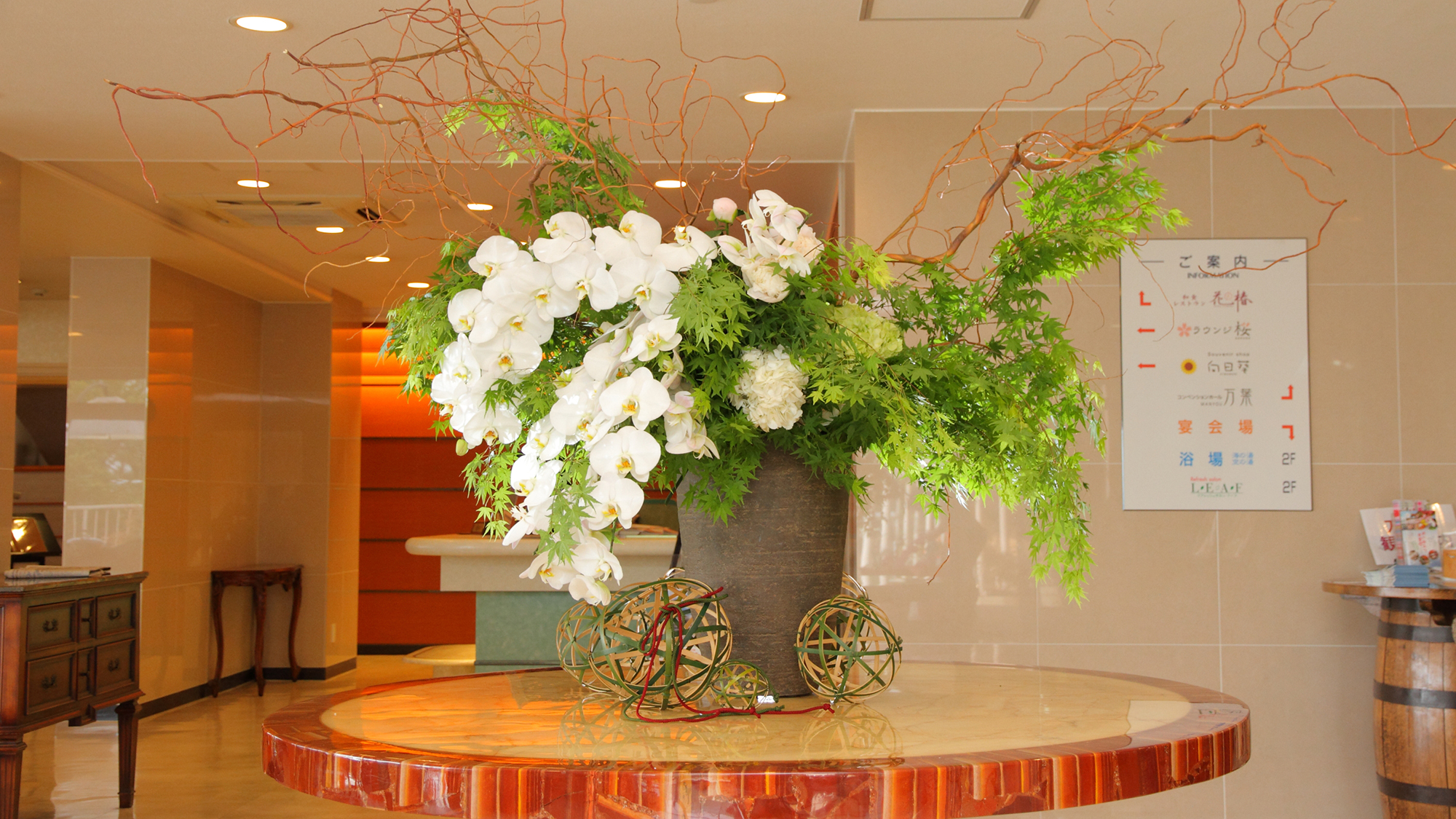 ホテル万葉岬ロビー・季節の花々がお出迎え