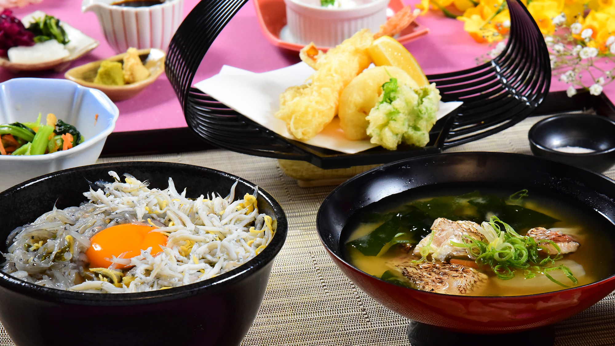 生しらすと釜揚げしらすを両方味わえる贅沢丼。