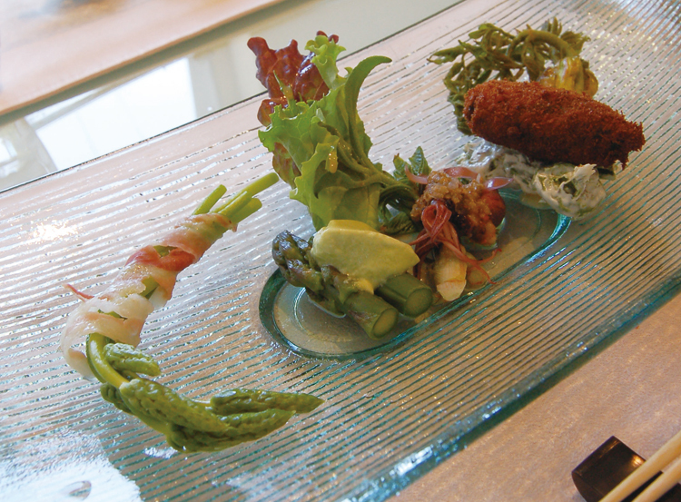 志賀高原の山菜、フランスと長野のアスパラが共演する前菜の一皿