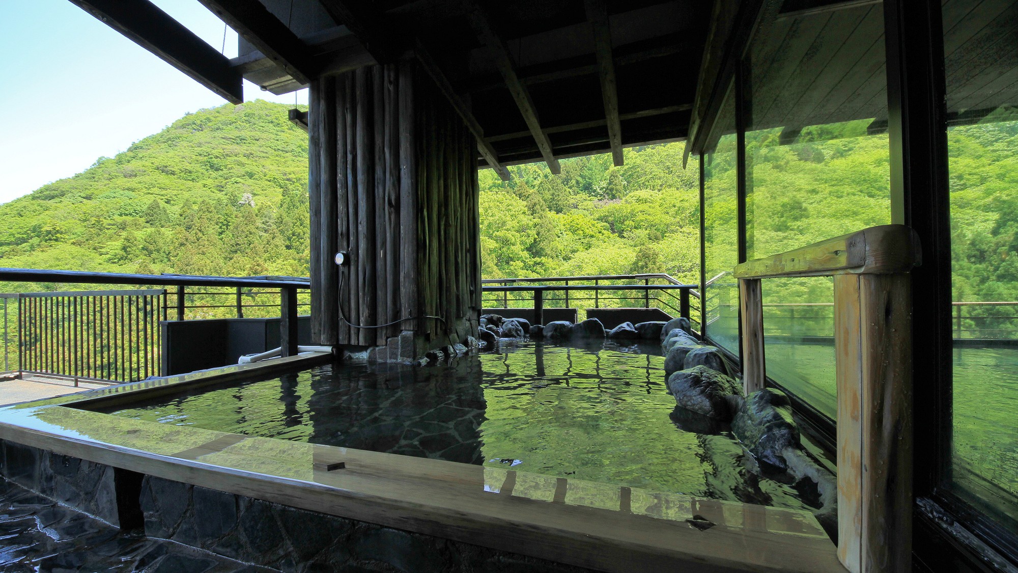 ＊展望露天風呂　自然豊かな東山温泉の山々の景色をお楽しみいただけます