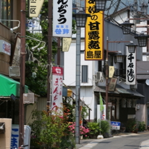 足湯や射的、温泉街の散策はいかがですか。