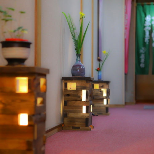 ◎温かみのある木製の間接照明も館内にございます。