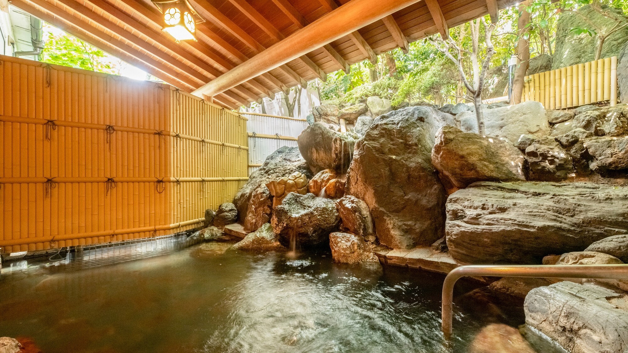 【大浴場：木もれ日の湯】露天風呂