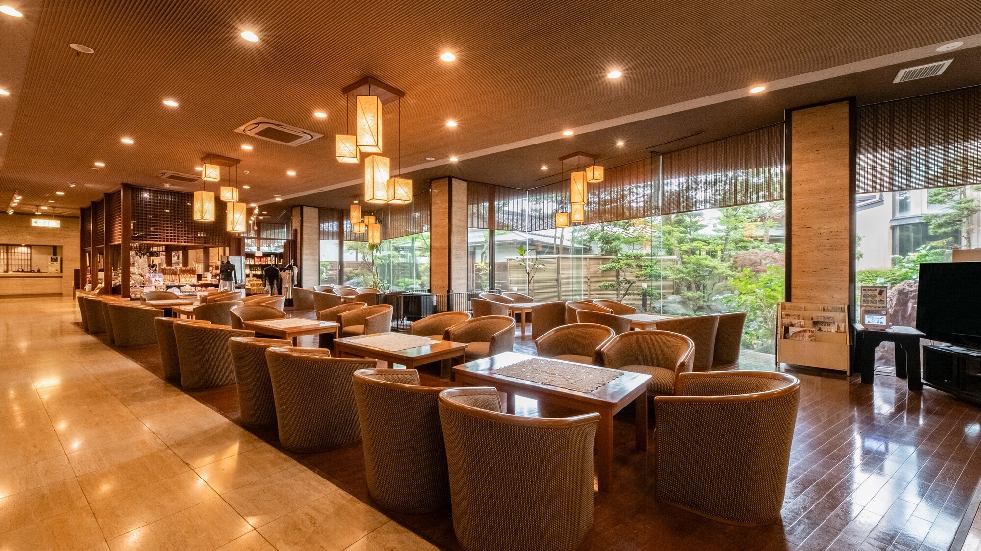 【喫茶前ロビー】