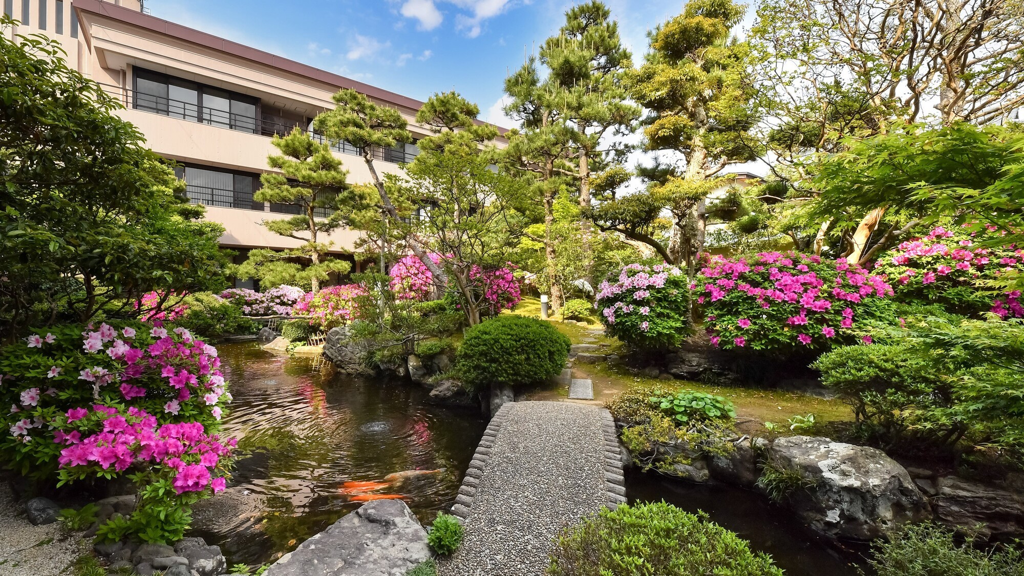 【庭園】＜ツツジ＞お庭が自慢のお宿です。四季折々の庭園の風情をお楽しみください。