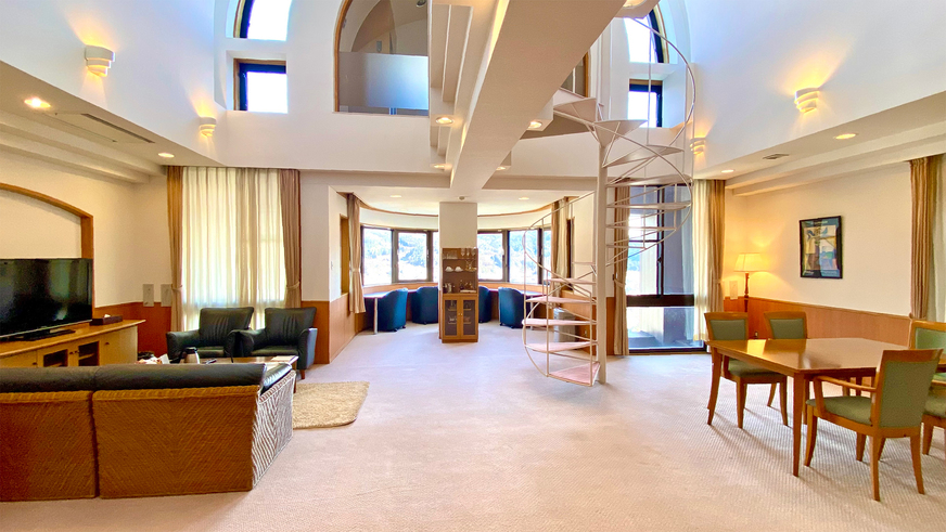 【部屋】ロイヤルメゾネットスイート（15階 インペリアル）リビング