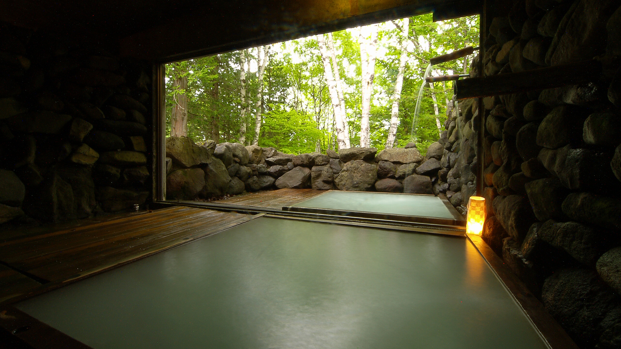 森の温泉。森林に囲まれた解放感いっぱいの露天風呂です（冬季は閉鎖）