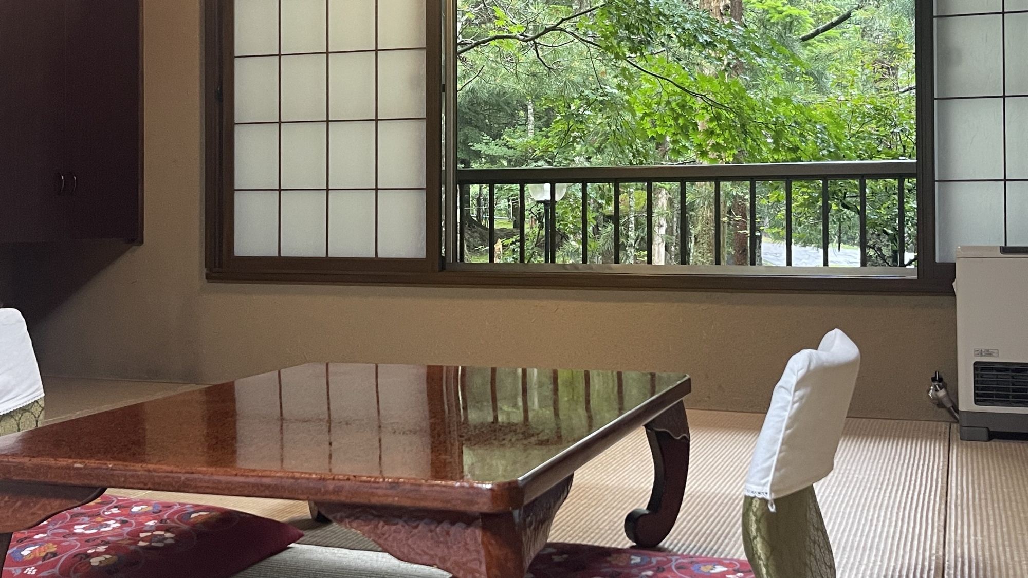 窓からの豊かな自然をお楽しみください