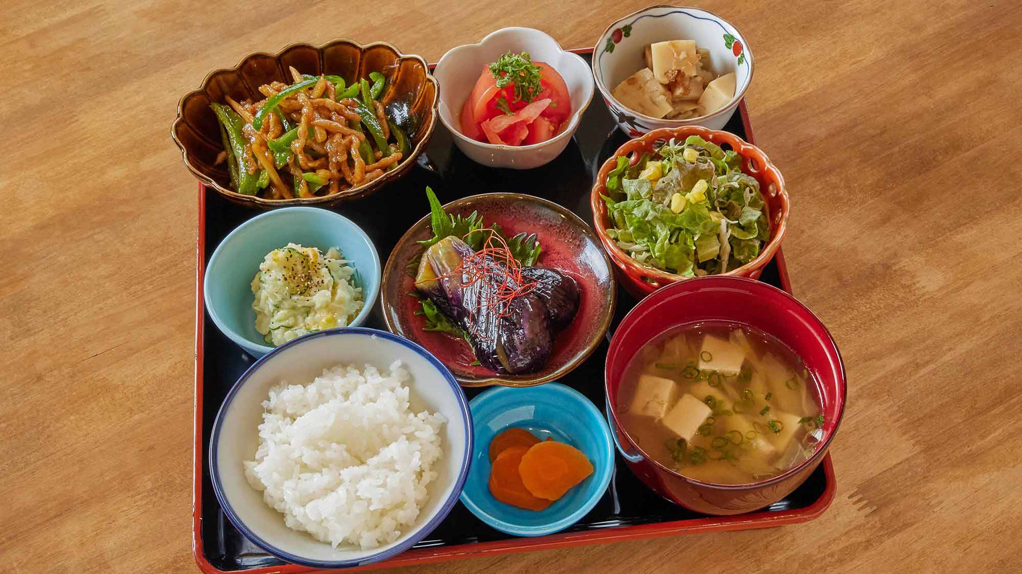 ・【夕食】一日の終わりに栄養豊かなお食事を。健康的な食事は体と心をしっかりと癒します。