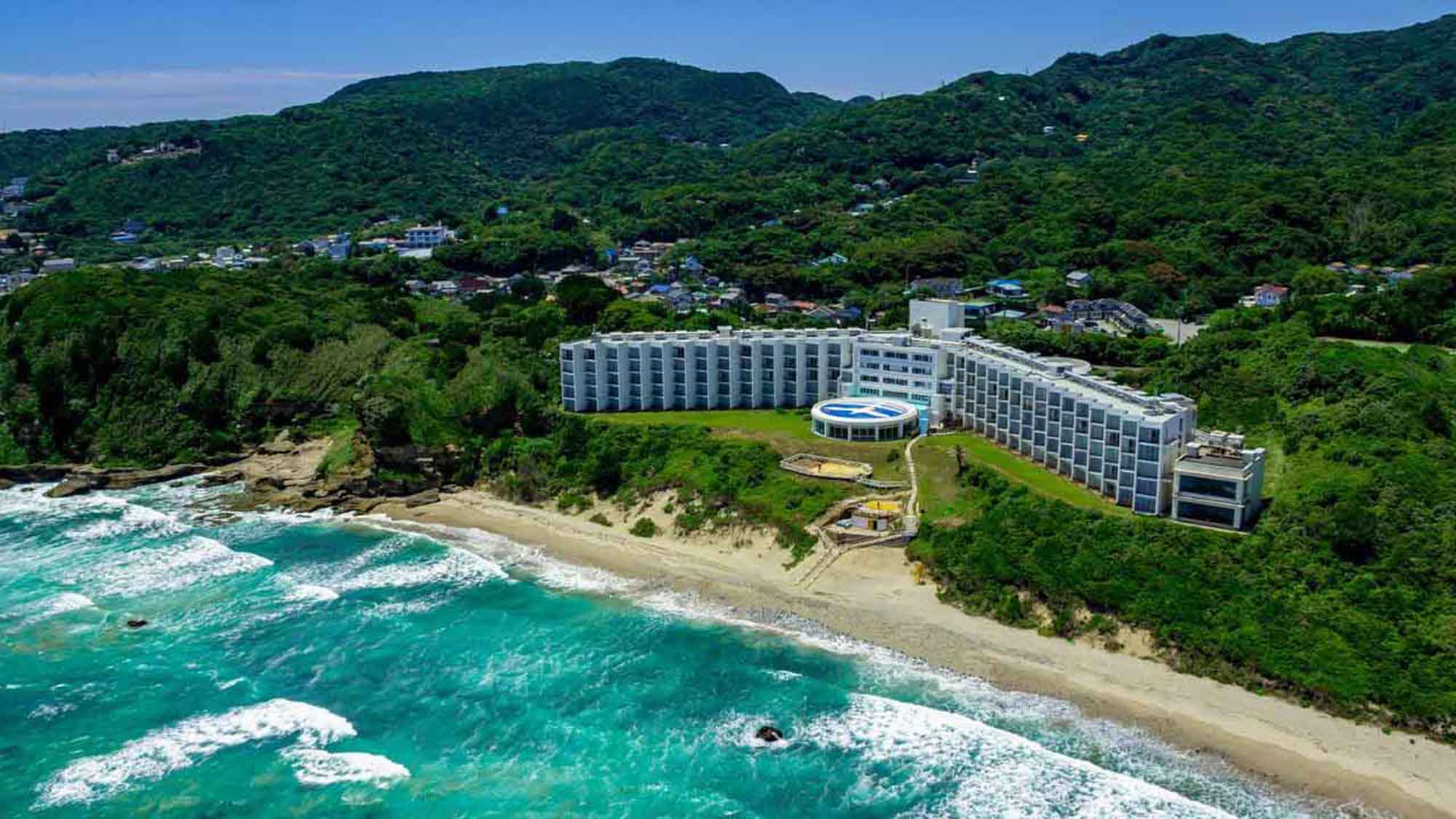 【ホテル全景】伊豆のなかでも美しいと称される「白浜海岸」に佇む下田プリンスホテル。