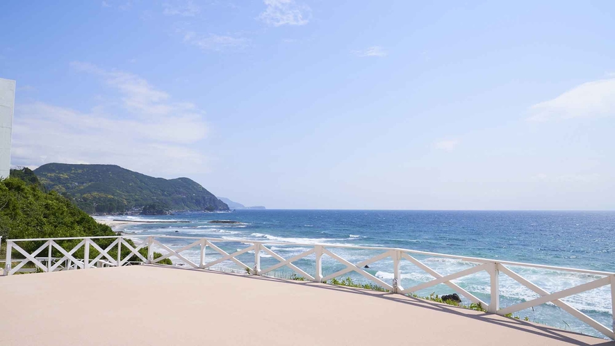 オーシャンフロントテラスは、伊豆の中でも有数の美しさを誇る白浜海岸を眺める最高のロケーションです。