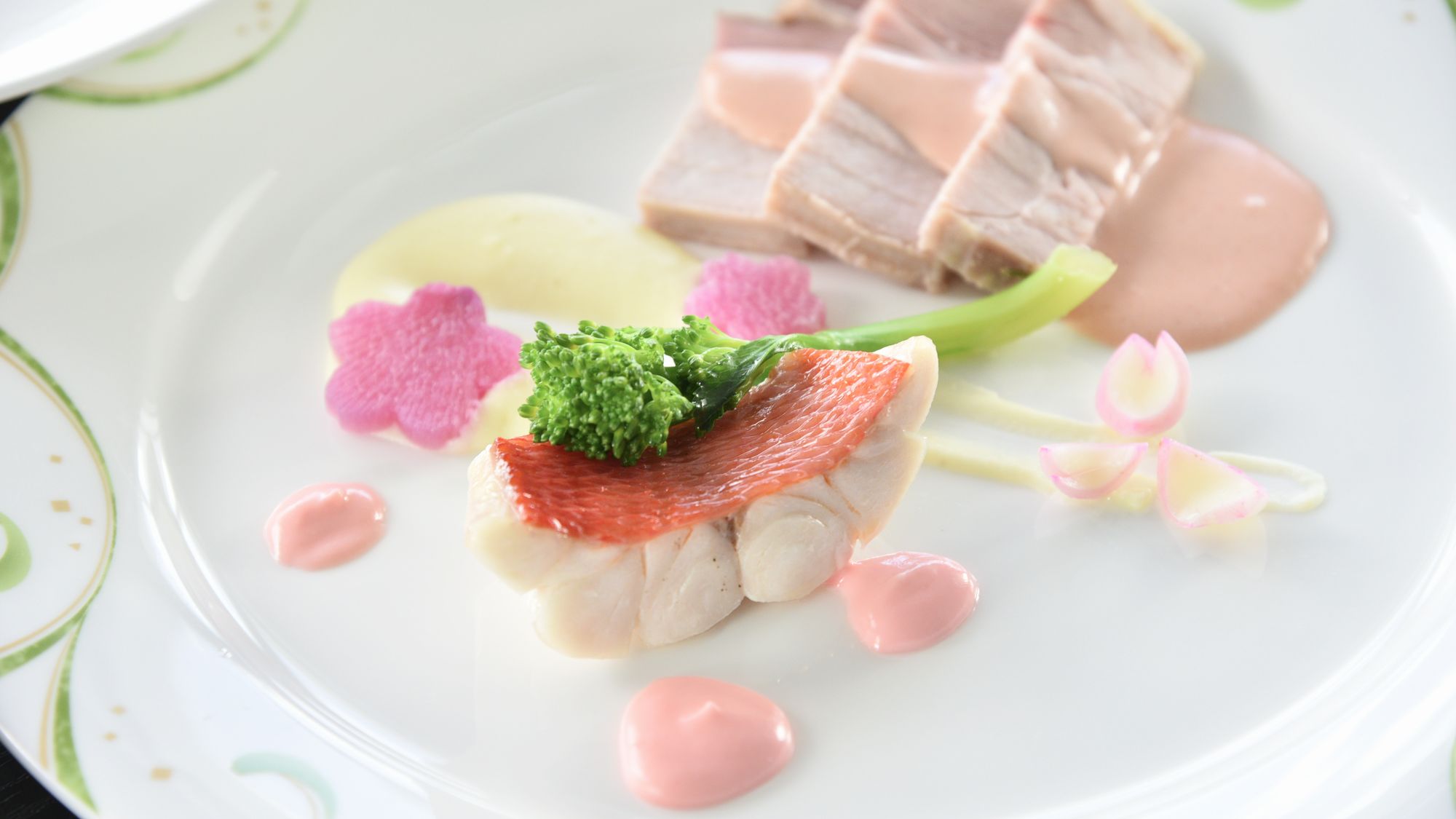 【コース料理一例】金目鯛の白ワイン蒸し　エシャレットの香る桜色バターソース