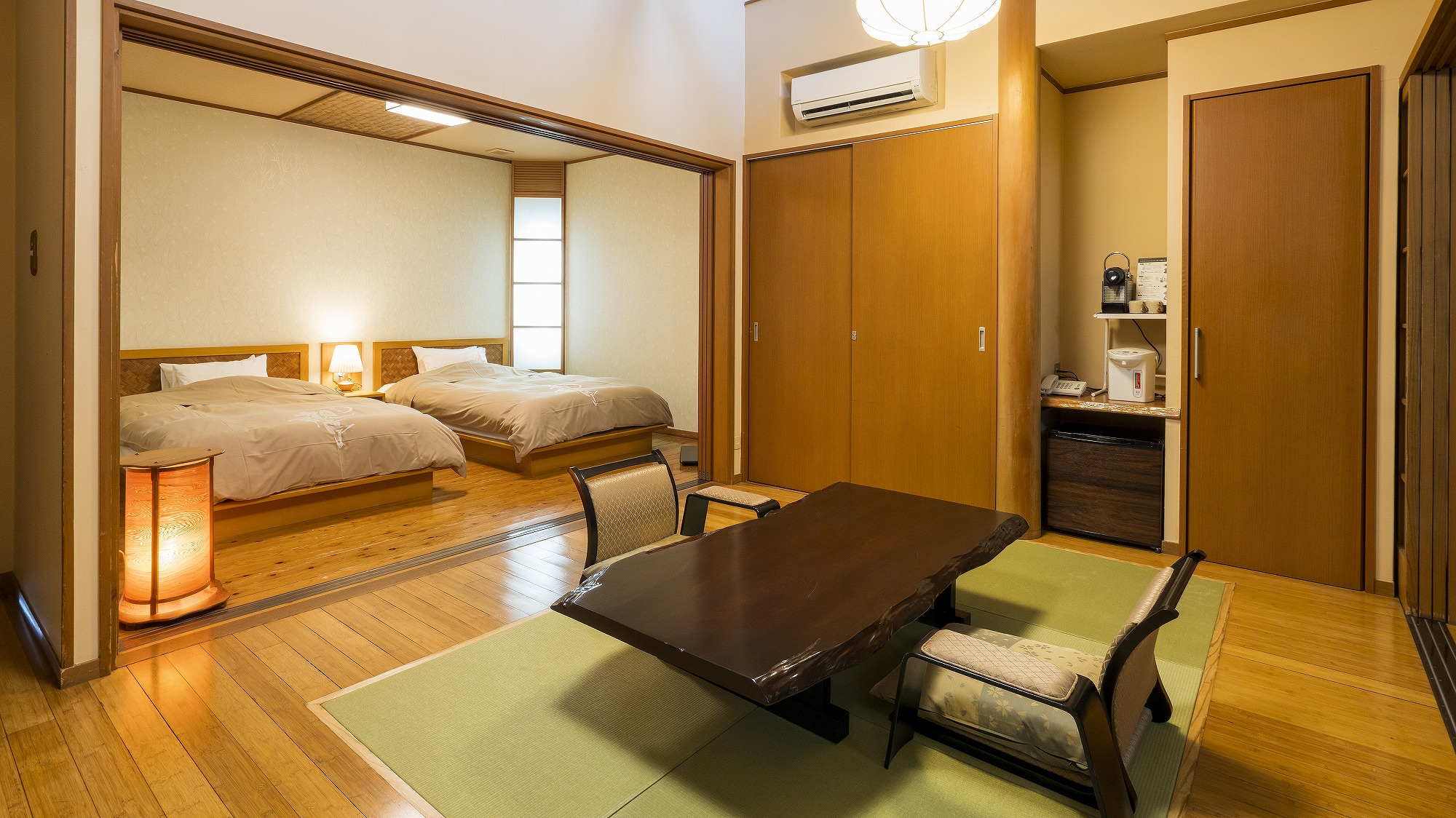 広々とした和洋室。寝室とリビングは扉で仕切れます