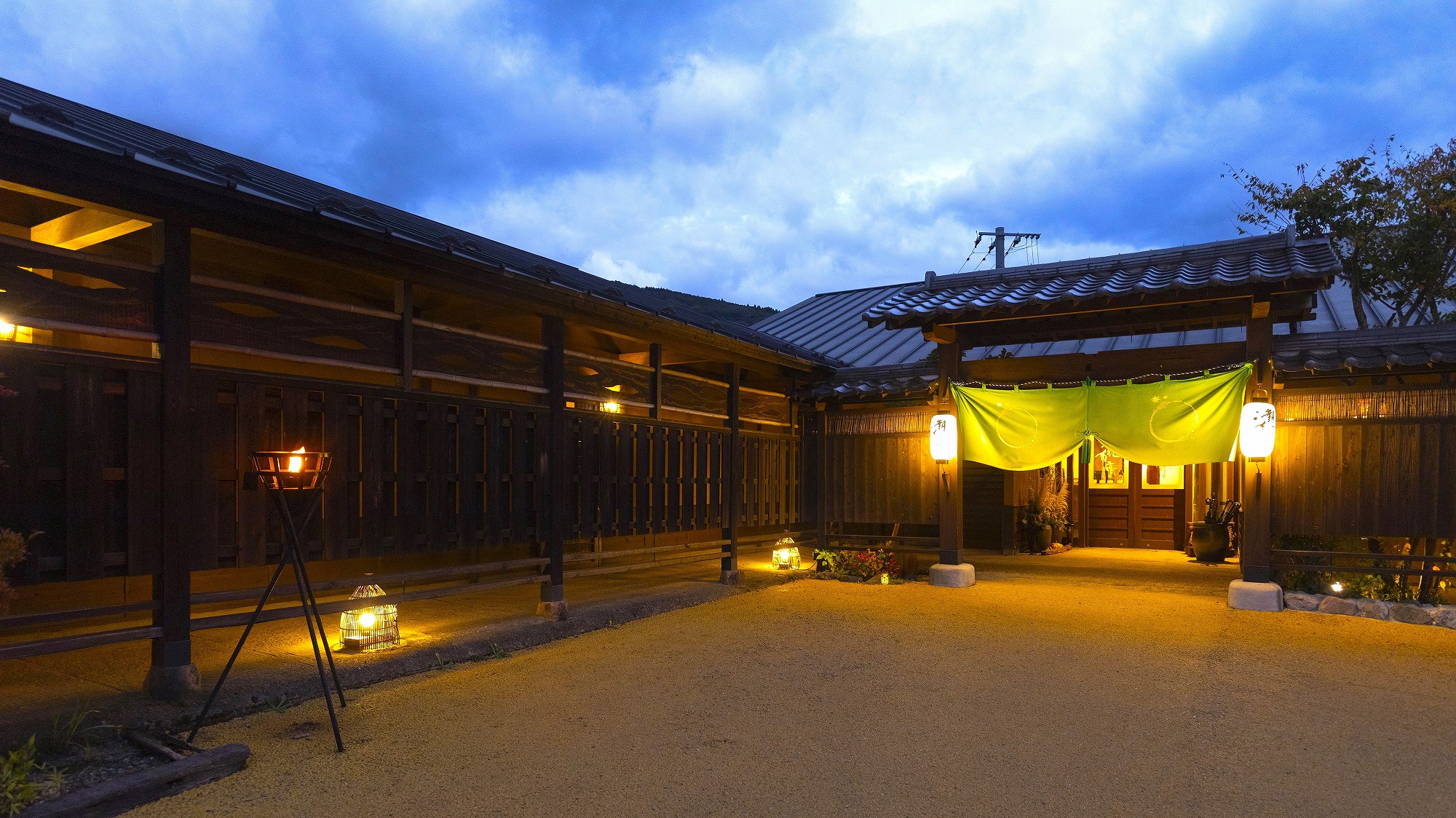 朝夕とその姿を変える外観