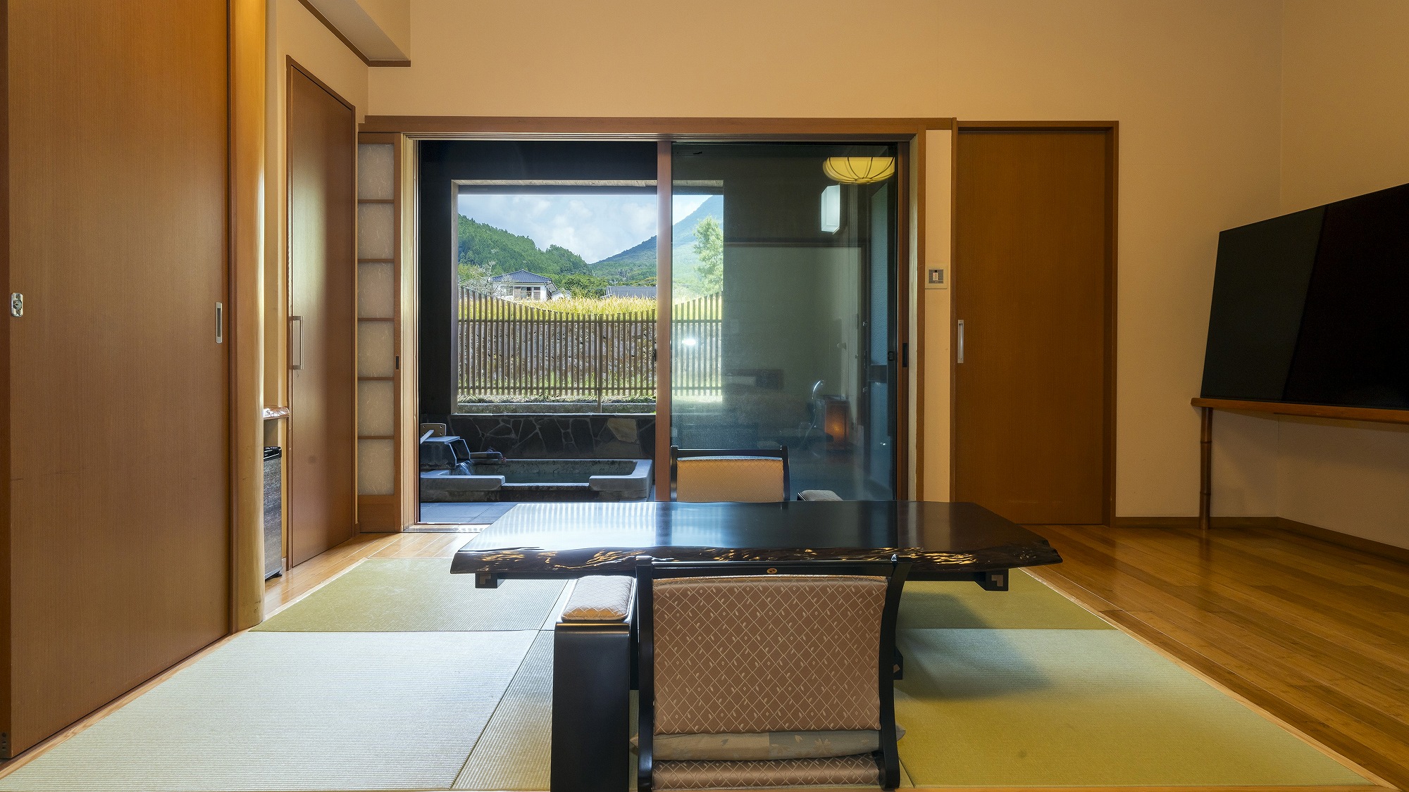 客室のすぐ横に半露天風呂を完備