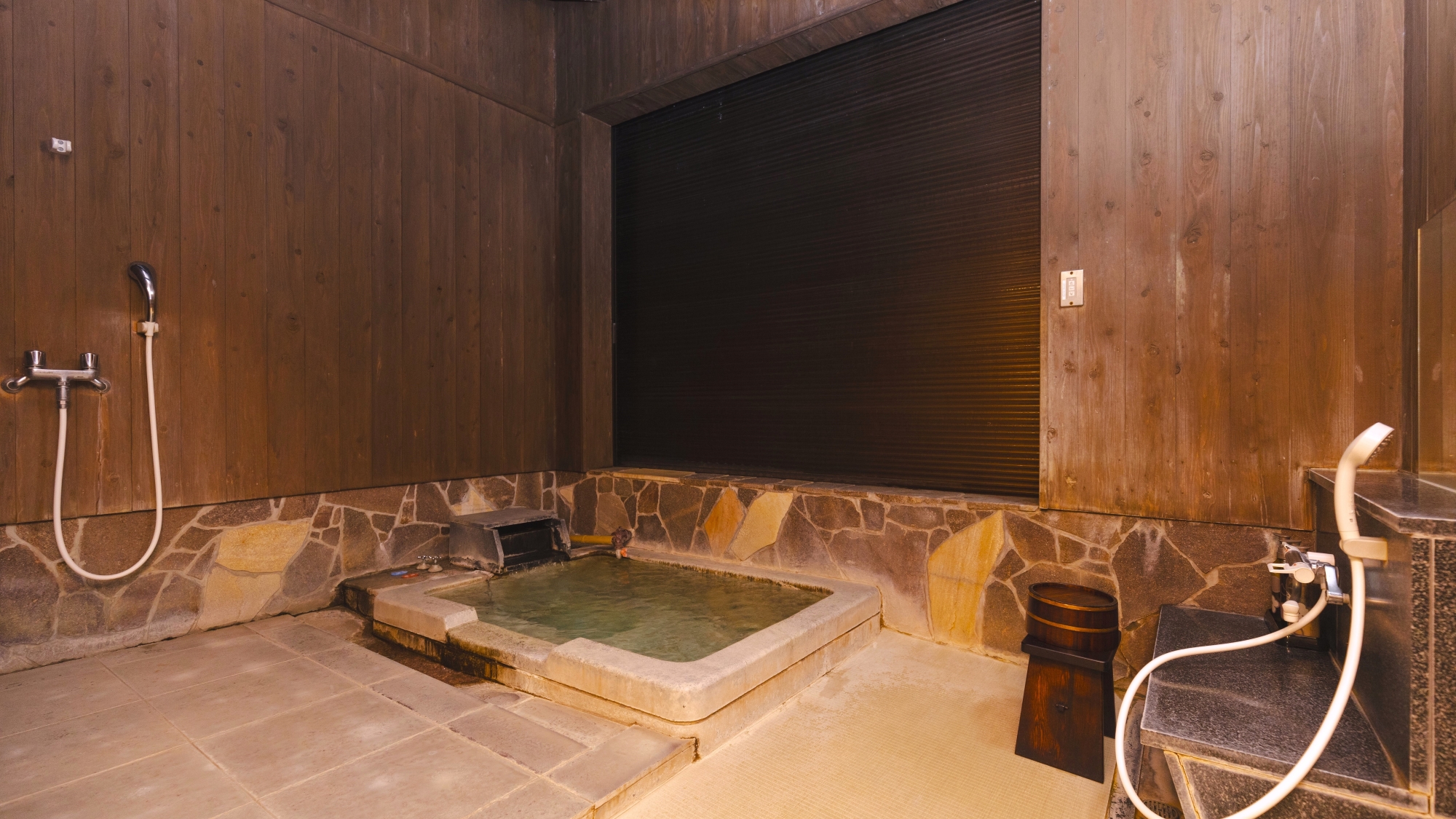 寒い日や雨風が強い時は、内風呂に変身