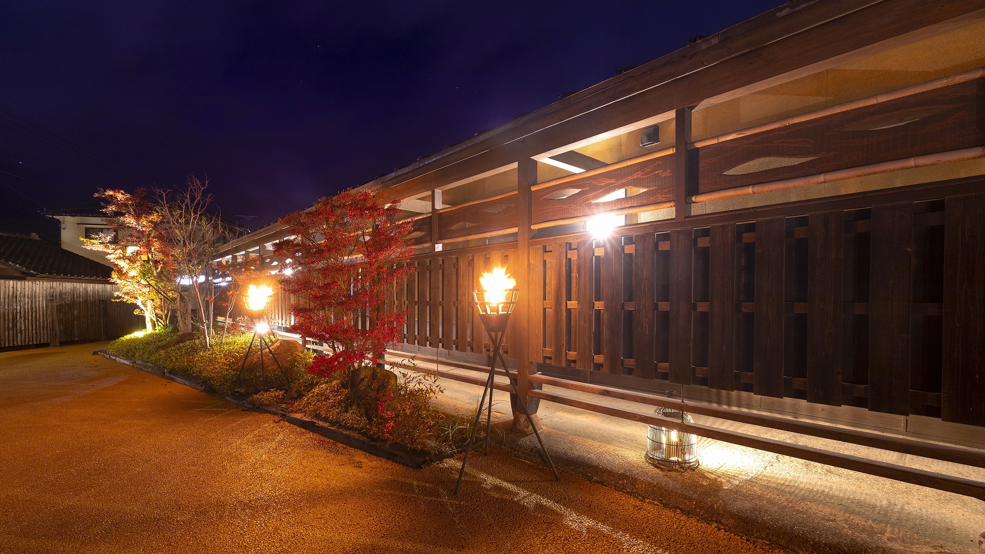 夜はライトアップで幻想的な雰囲気に