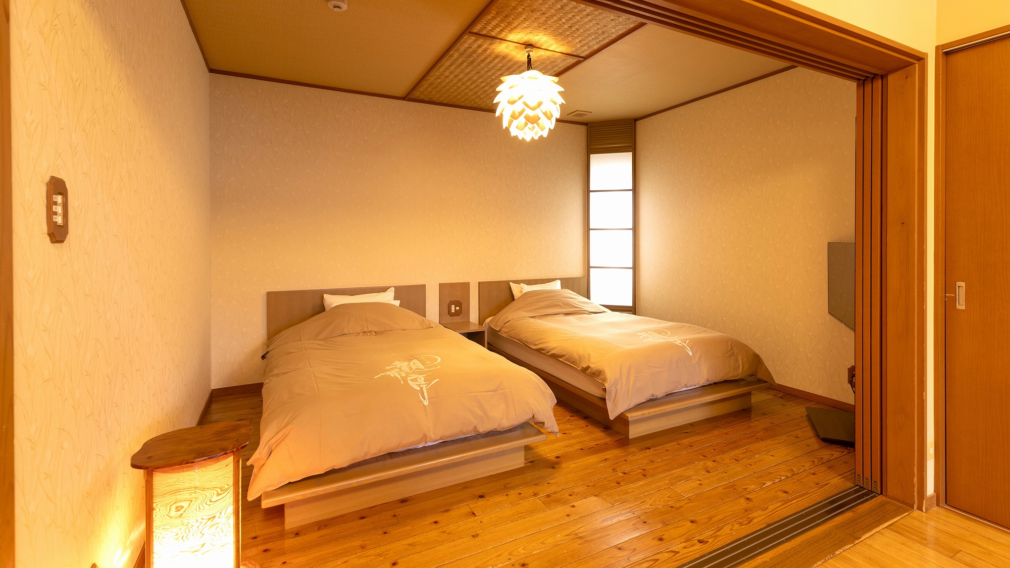 ベッドが2台。大人数でのご宿泊の際はお布団を敷かせていただきます