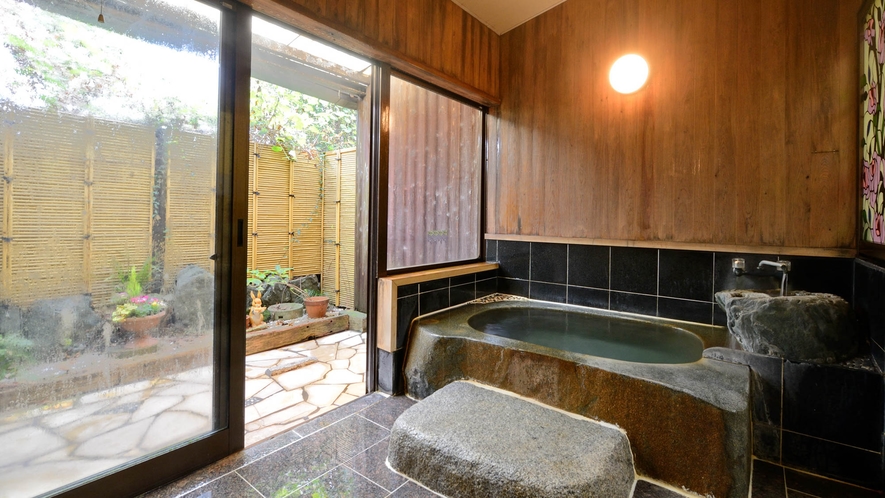 *【貸切風呂-ガーデニング-】お庭を眺めながら、原鶴温泉を贅沢に源泉でお楽しみください。